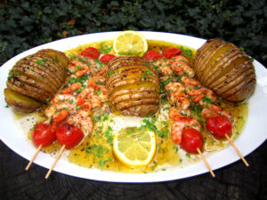 Schwedische Ofenkartoffeln mit Garnelenspießchen
