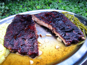 Spare ribs mit Blaubeerglasierung